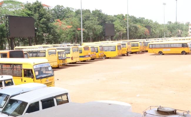 लोकसभा चुनाव 2019 : मतदान केंद्रों के लिए रांची से रवाना होने लगे मतदानकर्मी, पीठासीन पदाधिकारी और ऑब्जर्वर