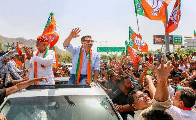 गुरदासपुर से सनी देओल को टिकट मिलने से विनोद खन्‍ना की पत्नी नाराज, भाजपा पर लगाया गंभीर आरोप