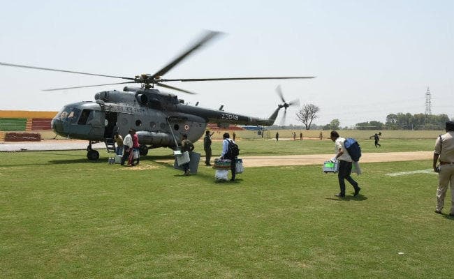 लोहरदगा में मतदान के लिए पोलिंग बूथ तक हेलीकॉप्टर से भेजे गये मतदानकर्मी