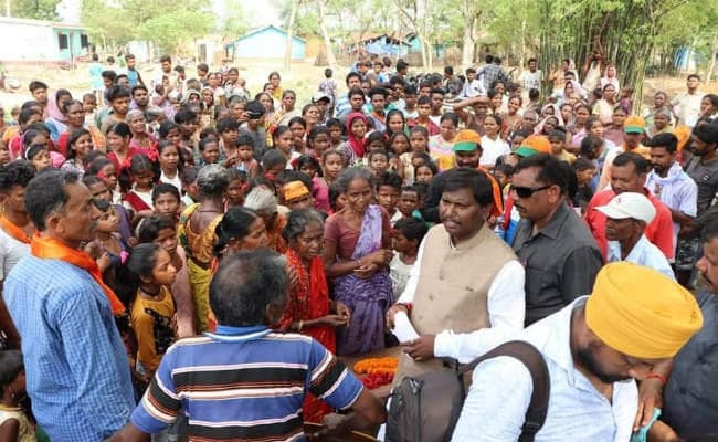 खूंटी : भाजपा प्रत्याशी अर्जुन मुंडा ने खूंटपानी के गांवों में किया जनसंपर्क, 6 मई को मतदान