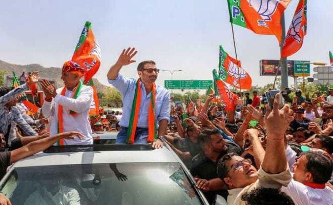 सन्नी देओल ने दिवंगत सांसद, अभिनेता विनोद खन्ना को श्रद्धांजलि दी