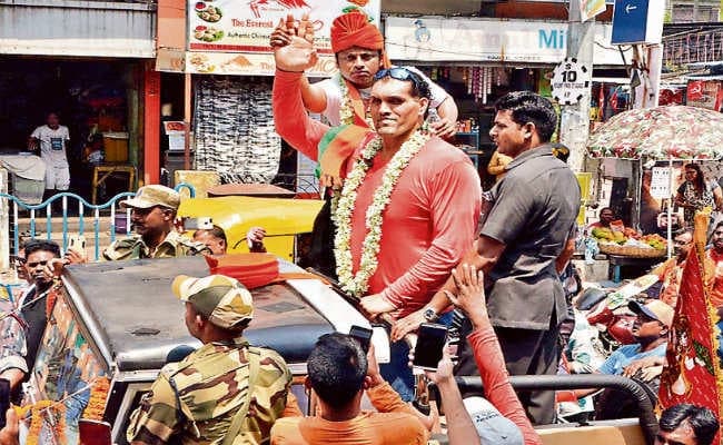 द ग्रेट खली ने किया भाजपा का प्रचार, ममता की पार्टी टीएमसी पहुंची चुनाव आयोग