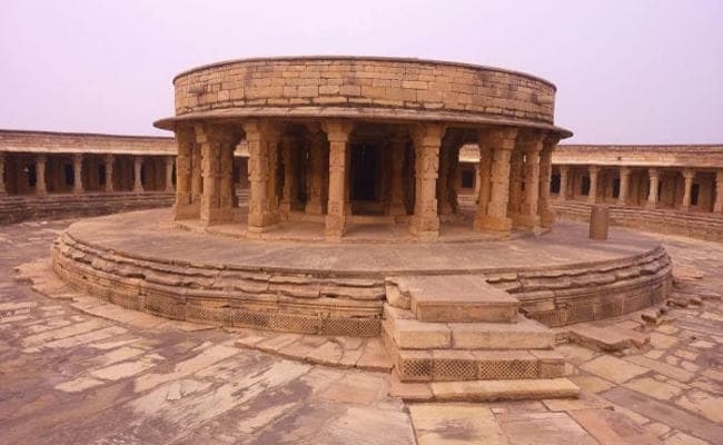 लोकसभा चुनाव 2019 : संसद भवन की प्राचीन प्रतिकृति गुलजार है चंबल के बीहड़ में