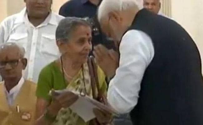 प्रधानमंत्री नरेंद्र मोदी को मां की तरह विजयी होने का आशीर्वाद देने वाली अन्नपूर्णा शुक्ला