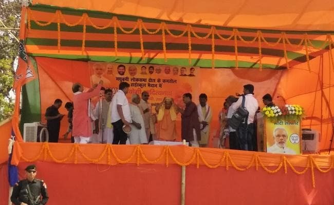 बिहार में योगी की चुनावी सभा, निशाने पर कांग्रेस, कहा- मोदी की आंधी में सभी उड़ जायेंगे