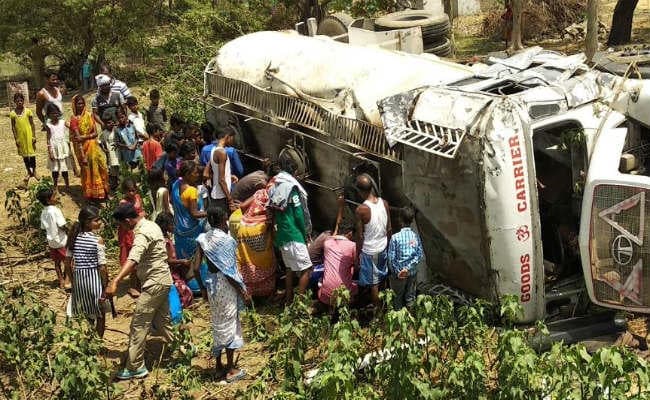 सरायकेला-चाईबासा मुख्य मार्ग पर पलटा टैंकर, ग्रामीणों संग पुलिस भी लगी डीजल लूटने