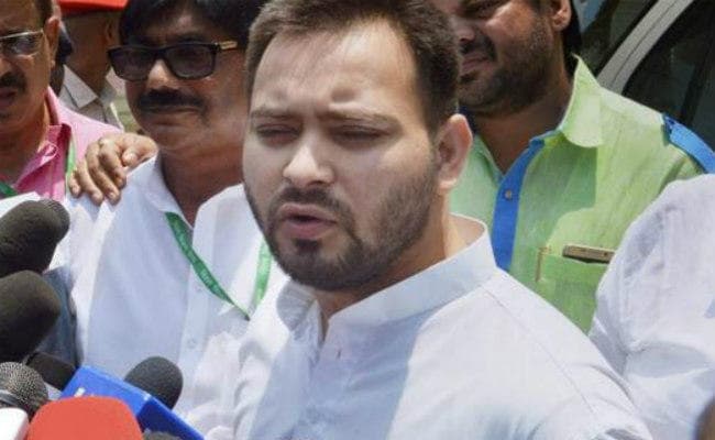 पटना : मोदी जन्मजात अगड़े हैं और कागजी पिछड़े हैं : तेजस्वी