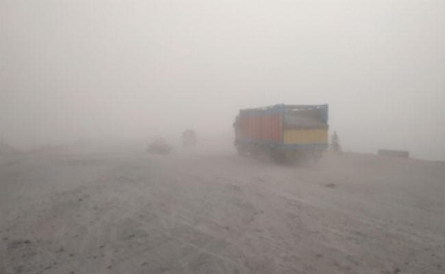 अप्रैल के आखिरी सप्ताह में दिसंबर और जनवरी जैसी धुंध, अचंभे में लोग