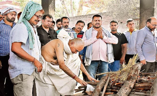रांची : डॉ केके सिन्हा को विदा करते हुए भावुक हो उठे लोग, बेटे ने दी मुखाग्नि