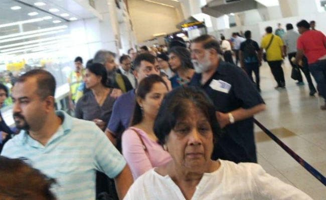 दिल्ली हवाईअड्डे पर इमीग्रेशन सिस्टम सर्वर डाउन, छह अंतरराष्ट्रीय उड़ानों में देरी