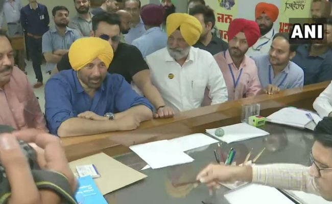 लोकसभा चुनाव 2019: सनी देओल ने भरा नामांकन, पिता धर्मेंद्र ने कही ये बात