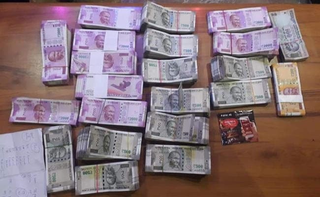 कांग्रेस प्रत्याशी गोपाल साहू के कमरे से मिले 16.05 लाख रुपये