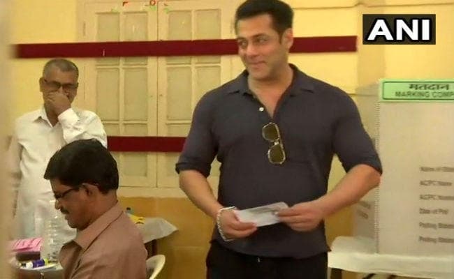 लोकसभा चुनाव 2019: सलमान खान ने डाला वोट, परिवार संग पहुंचे अमिताभ बच्‍चन
