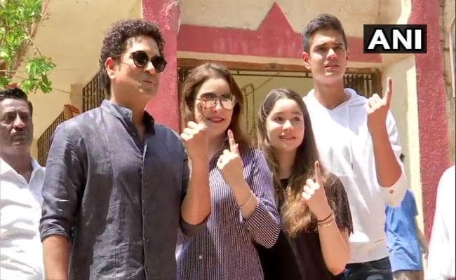 सचिन तेंदुलकर ने पत्नी अंजलि और बेटी-बेटे के साथ किया मतदान