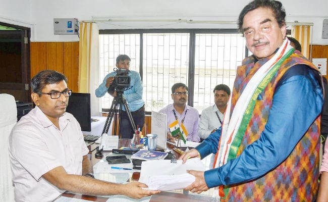 लोकसभा चुनाव : रोड शो के बाद शत्रुघ्न सिन्हा ने पटना साहिब लोकसभा सीट से भरा नामांकन पर्चा