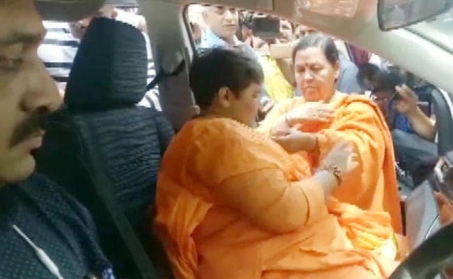 VIDEO : उमा भारती के गले लगकर रोईं साध्वी प्रज्ञा