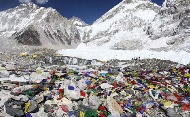 नेपाल : माउंट एवरेस्ट से हटाया गया 3,000 किलोग्राम कचरा