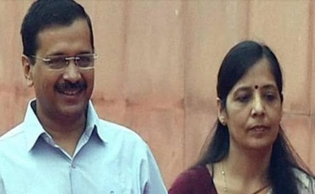 अब केजरीवाल की पत्नी पर लगा दो मतदाता पहचान पत्र रखने का आरोप, शिकायत