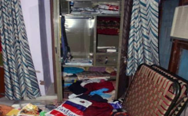 घर का ताला तोड़कर लाखों रुपये का सामान ले उड़े चोर