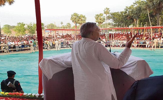 सारण :पति-पत्नी की सरकार ने सिर्फ अपना विकास किया : नीतीश