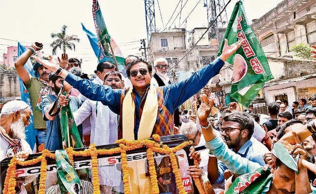 पटना : अंतिम दिन शत्रुघ्न सिन्हा सहित कुल 33 उम्मीदवारों ने किया नामांकन, मीसा भारती पर आचार संहिता का मामला दर्ज