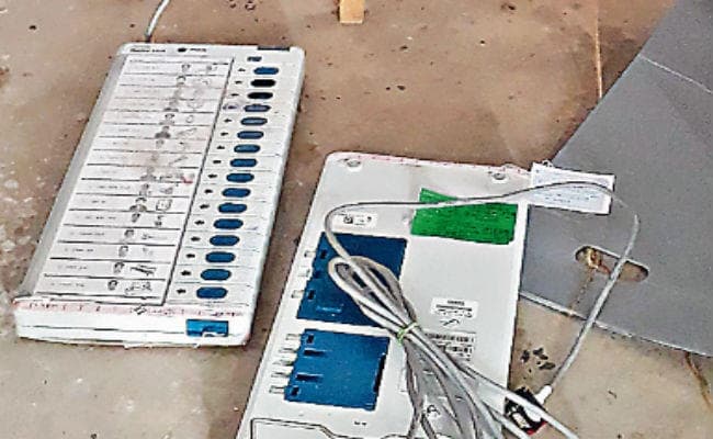 मयूरहंड : ...जब राजद समर्थक ने वोटिंग के दौरान इवीएम व वीवीपैट मशीन को पटक कर तोड़ा, गिरफ्तार