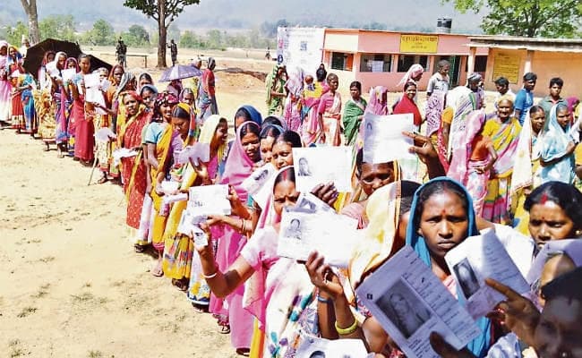 झारखंड का पहला चरण : लोहरदगा में नहीं दिखा नक्सलियों का खौफ, घरों से निकले लोग, रिकॉर्ड 64.88 फीसदी हुआ मतदान