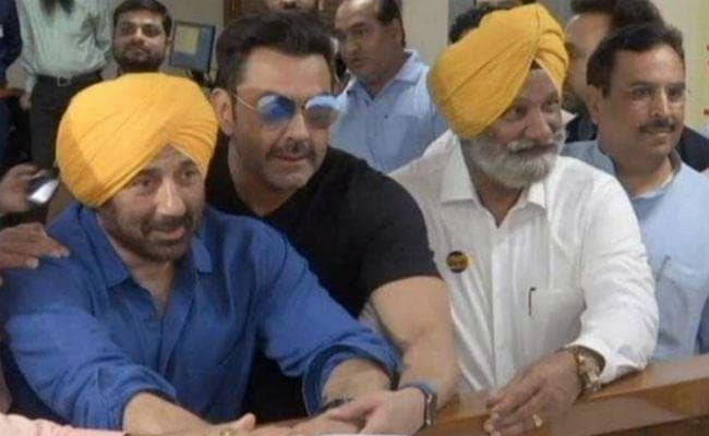 Lok Sabha Election 2019 : सनी देओल ने संपत्ति की घोषणा की