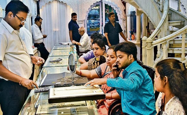 अक्षय तृतीया को लेकर महिलाएं कर रही हैं ब्राइडल ज्वेलरी की शॉपिंग