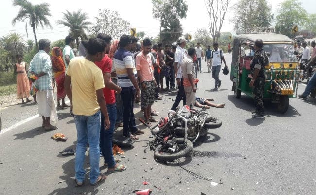 देवघर : बस ने बाइक में मारी जोरदार टक्कर, बाइक को घसीटते हुए ले गयी दूसरी तरफ, दो की मौत
