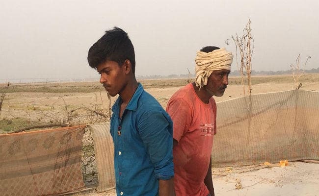 गाजीपुर : भूमिहीन किसानों का सहारा है गंगा, पानी कम होने पर करते हैं खेती