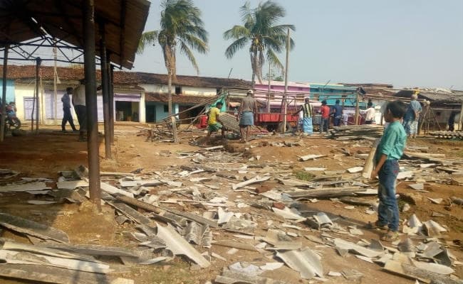 गुमला में आंधी-तूफान का कहर, 50 से अधिक घरों के उड़े छत, 100 से अधिक पेड़ गिरे