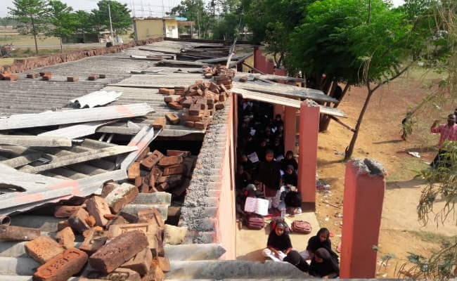 रांची के बेड़ो में तूफान उड़ा ले गया स्‍कूल का छत, खुले आसमान के नीचे लग रहा क्‍लास