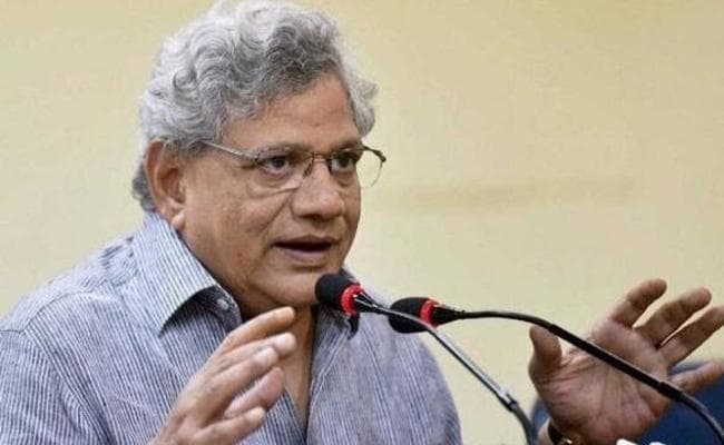 PM मोदी को क्लीन चिट दिये जाने पर चुनाव आयोग पर बरसे येचुरी