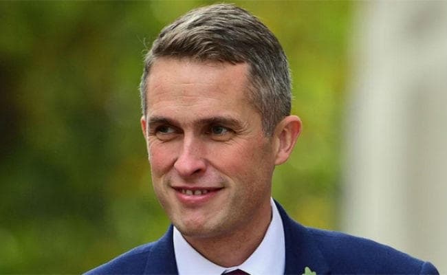 ब्रिटेन की प्रधानमंत्री ने रक्षा मंत्री को किया बर्खास्त, जानें कारण