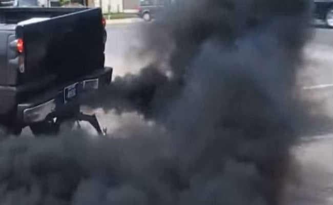 नियम धुएं में, व्यवस्था पर जमी धूल