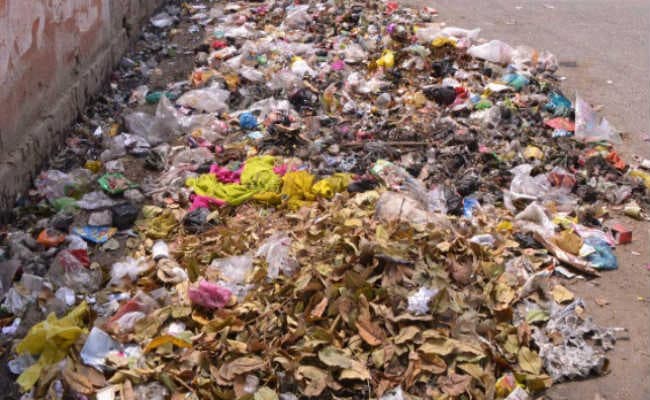 डीएम व एसपी आवास के पास कूड़‍े-कचरे का ढेर