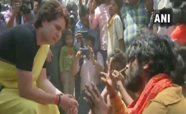 ...और चुनाव प्रचार के दौरान जिंदा सांपों से खेलने लगीं प्रियंका गांधी, देखें वीडियो