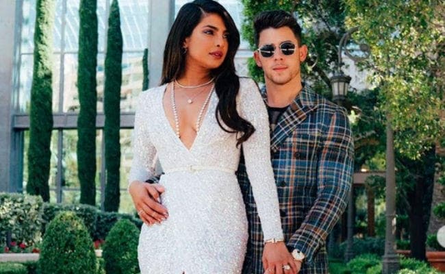 प्रियंका चोपड़ा-निक ने अवार्ड शो में एकदूसरे को किया KISS, अब वायरल हो गया वीडियो