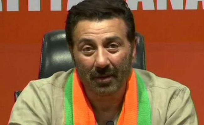 लोकसभा चुनाव 2019 : सनी देओल ने डेरा नानक गुरुद्वारा में मत्था टेका