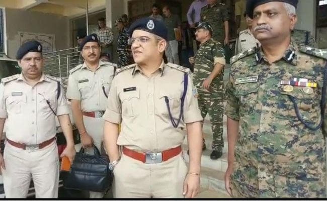 चुनाव तैयारी की समीक्षा करने आईजी पहुंचे सरायकेला, अधिकारियों संग की बैठक