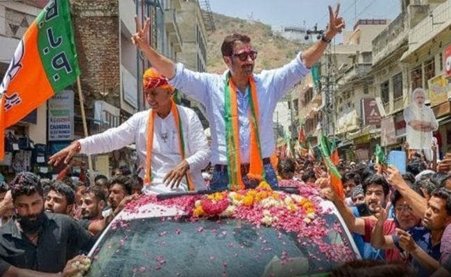 सनी देओल ने गुरदासपुर में किया रोड शो, कहा- युवा मेरी प्राथमिकता, मुम्बई लौटने का इरादा नहीं