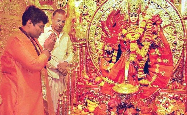 साध्वी प्रज्ञा ने प्रचार पर प्रतिबंध के बाद मौन धारण किया, कर रहीं मंदिरों के दर्शन