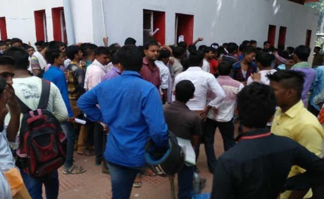 डाकघर से 200000 मिलने की अफवाह पर उमड़ पड़ी भीड़