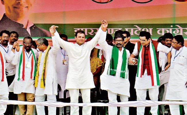 सिमडेगा में राहुल गांधी ने की चुनावी सभा, बोले, पीएम मोदी ने अमीरों में पैसे बांटे, हम गरीबों को देंगे