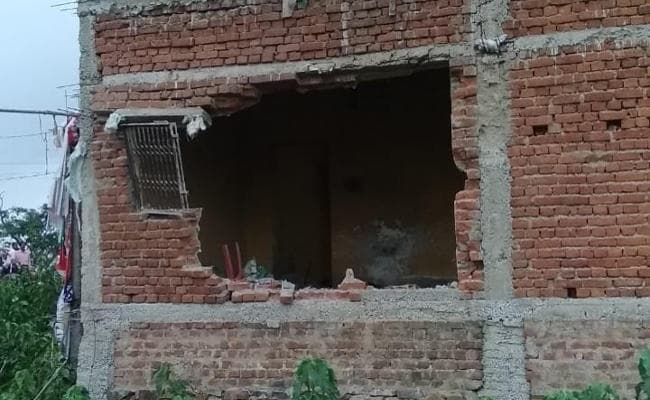झारखंड में भाजपा के चुनाव कार्यालय को नक्सलियों ने IED विस्फोट कर उड़ाया