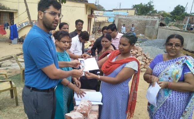 Ranchi : वोटर पर्ची देने मतदाताओं के घर पहुंचे डीसी, मतदान के लिए लोगों को किया प्रेरित
