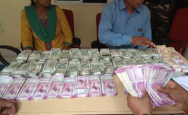 झारखंड में 51 लाख रुपये के साथ सस्पेंड माइनिंग ऑफिसर और दो महिला को सीबीआई ने किया गिरफ्तार