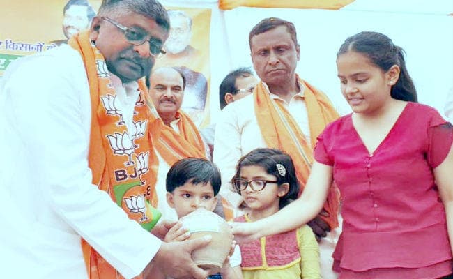 लोकसभा चुनाव : सेना की सेवा के लिए बच्चियों ने गुल्लक के पैसे दिये