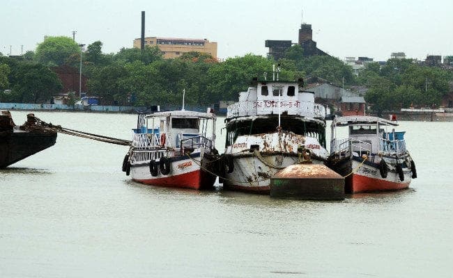 कोलकाता में बंद हुई स्‍टीमर फेरी सेवा, पार्कों के गेट पर लगे ताले